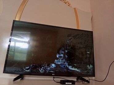 одни из нас: Ekranı zədələnmiş qara rəngli televizor. Cihazın ekranında şüşə
