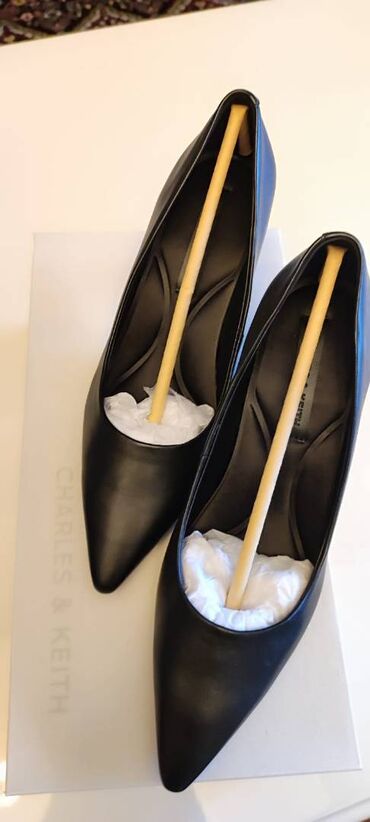 ayaqqabi sifarisi: Tuflilər, Charles&Keith, Ölçü: 35, rəng - Qara, Yeni