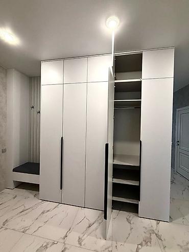 Ev üçün mebel: Mətbəx/dəhliz üçün müasir dizaynlı quraşdırma dolabı - Rəng: mat ağ — 6