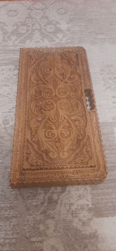 Nərdlər: Bu, təbii ağacdan hazırlanmış, əl işi nard taxtasıdır. Taxtanın səthi -da lalafo.az — 17 Nərdlər: Bu, təbii ağacdan hazırlanmış, əl işi nard taxtasıdır. Taxtanın səthi — 17