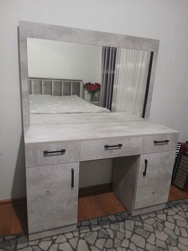 визажный стол с зеркалом: Даараткана үчүн үстөл, Жаңы, Күзгүсү менен, түсү - Боз, ЛДСП