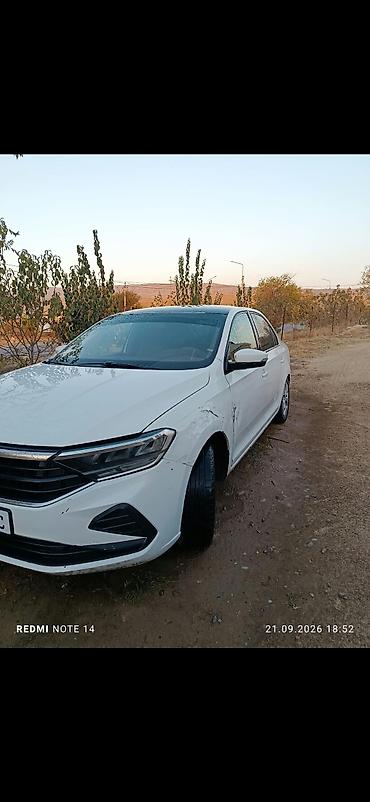 Другие автомобили: Белый четырехдверный седан класса B/C. Современная оптика с — 4