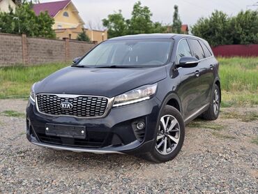 дизе: Автомобиль Kia Sorento темно-синего цвета, кроссовер среднего размера