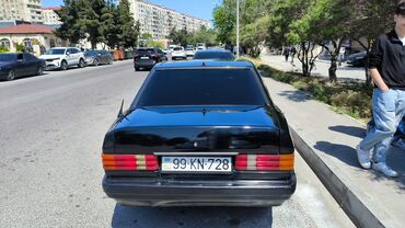 Mercedes-Benz: Qara rəngli, səliqəli görünüşlü Mercedes-Benz avtomobili. Salonu rahat