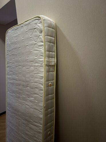 bir tankda kredit üzrə mebel: İşlənmiş, Sadə matras, Bir nəfərlik