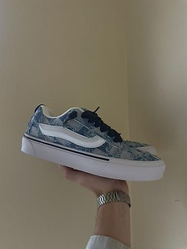 Kişi ayaqqabıları: Vans Old Skool – mavi ağ dama naxışlı, “distressed” denim üstlük - — 2