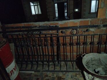 Перила: Metal eyvan məhəccəri dekorativ naxışlarla zənginləşdirilib. Bu