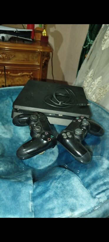 PS4 (Sony Playstation 4): Pleystaysn 4 içində oyunları var geta var qalatuner var içinde bawga