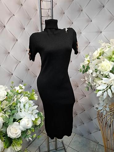 Haljine: Rebrasta pletena haljina sa poludolčevitom - Kroj: uska, midi dužina — 2