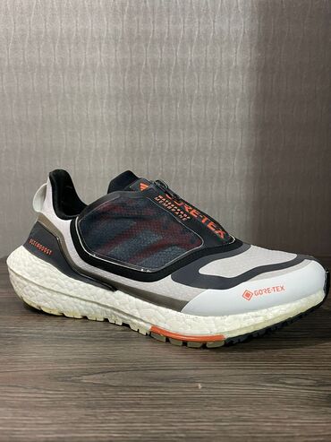 Ayaqqabılar: Adidas Ultraboost Gore-Tex qaçış ayaqqabısı, müxtəlif hava şəraitində