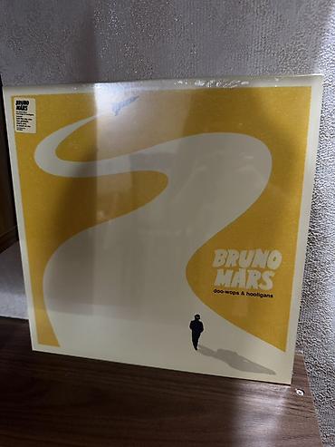 İncəsənət və kolleksiyalar: Məhsul: Bruno Mars – “Doo-Wops & Hooligans” vinil albomu Format — 1