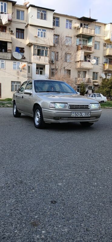 Opel: Opel Vectra: 1.6 l | 1992 il 451423 km Sedan