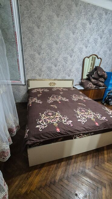 kafel metlax az: Taxt satılır 180 azn. Matrası var,bazası yoxdur.Yaxşı vəziyyətdə.Real