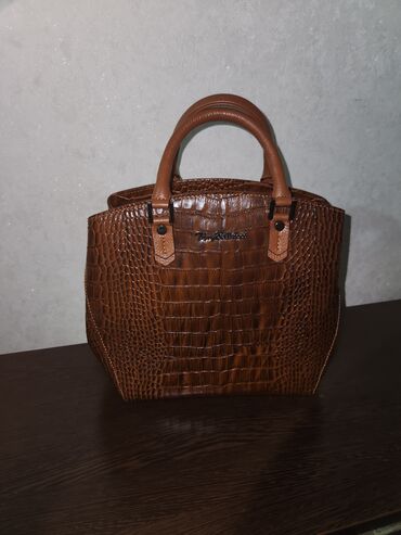 Сумки: Продается дамская сумка, в светло коричневом цвете,имеется длинный
