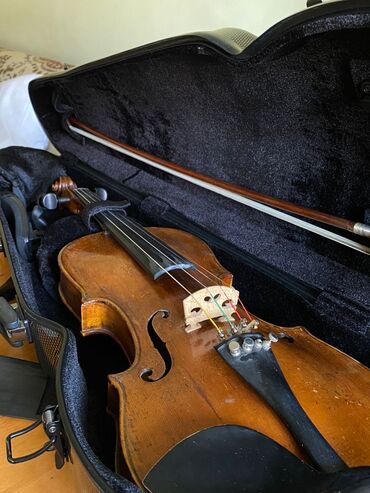 музыкальные инструменты духовые: Мастеровая антикварная скрипка 4/4 с футляром и смычком . -