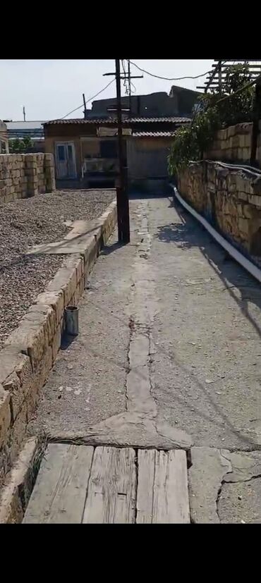 Həyət evləri və villaların satışı: Yeni suraxani Araz market 101 nomreli mektebin yaxinligi. 4 sot — 4