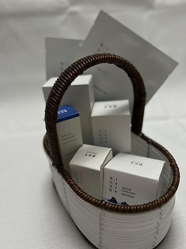 пинцеты: Подарочный набор для ухода и макияжа в плетёной корзине + косметичка — 7