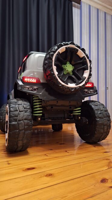 Uşaq üçün elektrik maşınları: Uşaq üçün elektrikli off-road maşın - Korpus: SUV tipli dizayn, 4x4 — 4
