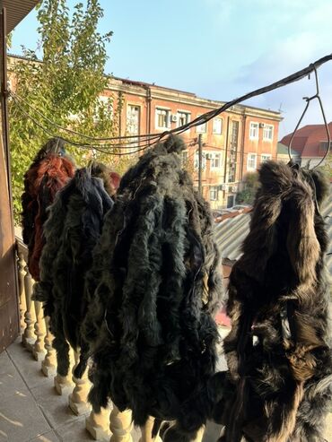 Süni güllər: Təbii naturalniy türk peses 150 ədəd Bir dənəsi 5-7 azn Təbii xəz