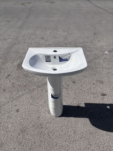 Unitazlar: Ağ rəngdə, postamentli, keramika lavabo, hamam otaqları üçün uyğundur