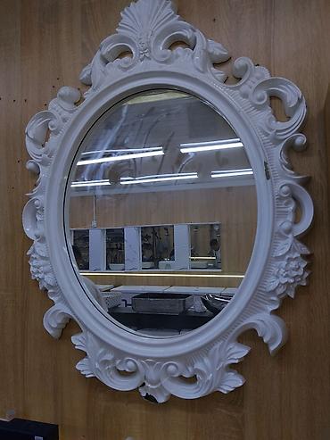 Зеркала: Круглое настенное зеркало в декоративной раме. - Форма: овальная. - — 1