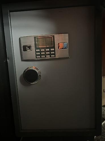 pul yeşiyi: Elektron şifrəli seyf. Ölçülər en 42sm/dərinlik 39sm/hündürlük 70sm — 1