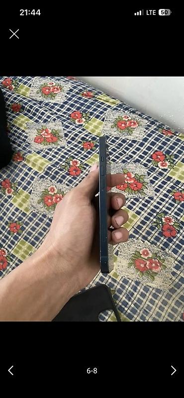 Apple iPhone: Смартфон с плоскими гранями и темно‑синим/черным корпусом. На левом — 2