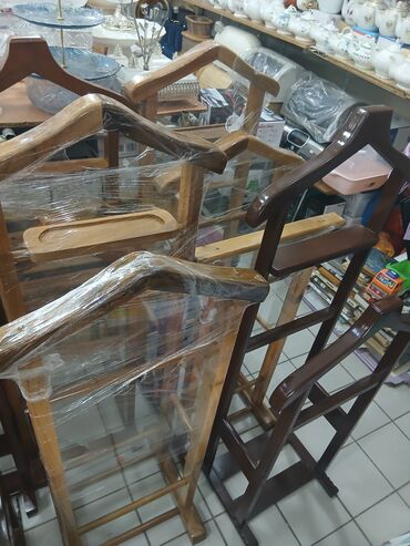 Ev üçün digər mebel: Bu, paltarların səliqəli saxlanması üçün nəzərdə tutulmuş taxta — 4