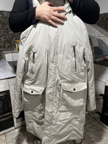 стильная верхняя одежда больших размеров: Длинный утеплённый пуховик/парка светло-бежевого цвета. Особенности