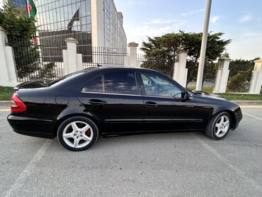 Mercedes-Benz: Mercedes-Benz E-Class sedan (W211) – qara rəngdə, klassik dörd qapılı — 6