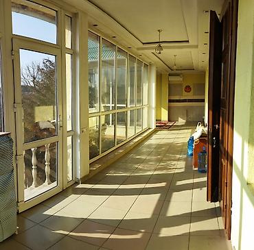 Продажа коттеджей и домов: Продам в центре двухэтажный кирпичный дом,+ цокольный этаж. Удобен — 26