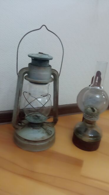 Digər işıqlandırma: İki ədəd köhnə üslubda lampa. Böyük lampanın metal korpusu və şüşə