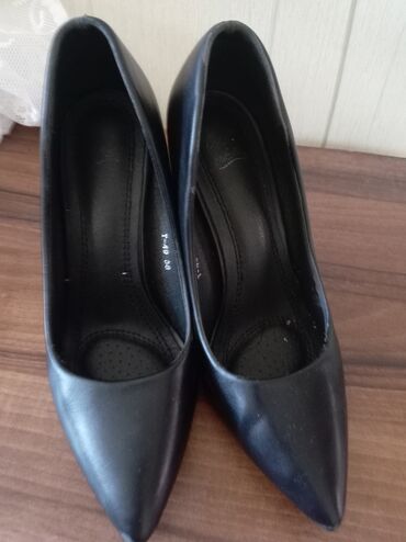 женские кожаные туфли лодочки: Qadın klassik tuflilər - Rəng: qara - Model: şıq, sivri burunlu