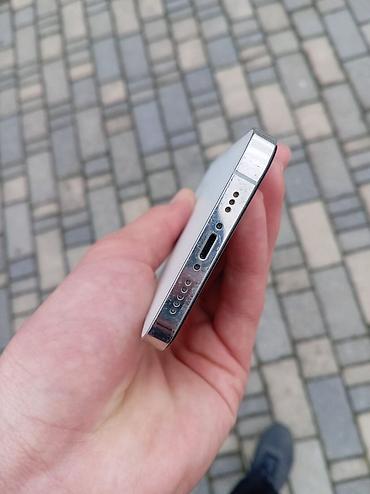 adapt: Məhsul: Smartfon (aşağı hissə görünüşü) Xüsusiyyətlər: - Kəskin — 1