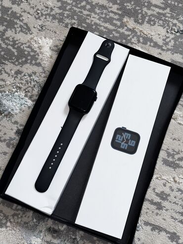 Наручные часы: Apple Watch SE 44см Почти не пользовались Акб 100 процентов Обмен на