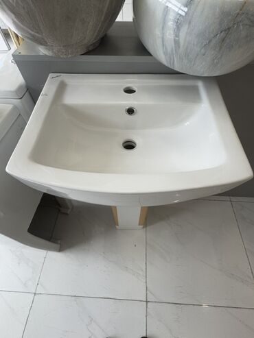 1 kub metr nece kvadrat metrdir: Ağ rəngli, keramika materialından hazırlanmış, kvadrat formalı lavabo