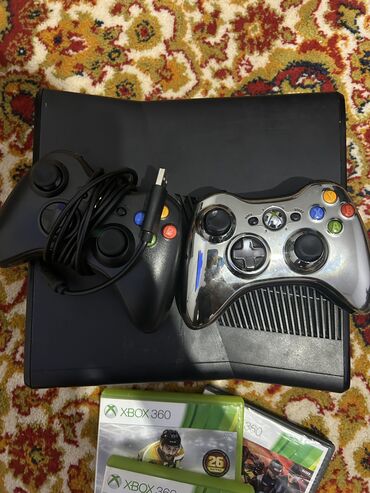 джойстик дуалшок 3: Игровая приставка Xbox 360 в черном корпусе, предлагающая обширный