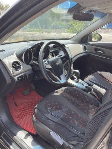 я ищу лада приора: Автомобиль Chevrolet Cruze в черном цвете. Салон оборудован