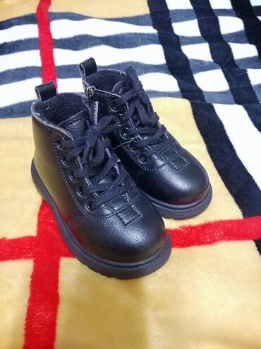 мужские зимняя обувь: Кожаные ботиночки в хорошем состоянии, 23 размер. Внутри тонкий мех