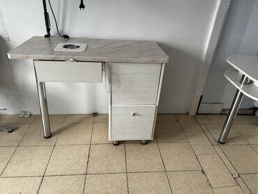 Маникюрные столы: Продается маникюрный стол и кресло для педикюра