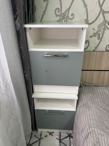 кухонные столы и стуля: Продаю две новые прикроватные тумбы отдам за 4 тысячи торг уместен