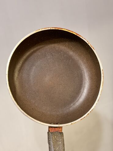 Наборы посуды: Продаю: 1. Сковорода-вок чугунная -1500(идеальное состояние) 2 — 15