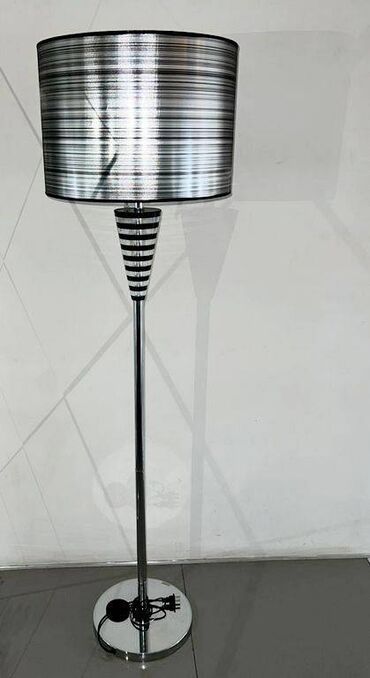 Освещение: Торшер впечатляющий, лаконичный дизайн, высота 147 см