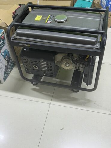 corni pol: Portativ generator qara rəngli metal çərçivəyə malikdir və asanlıqla