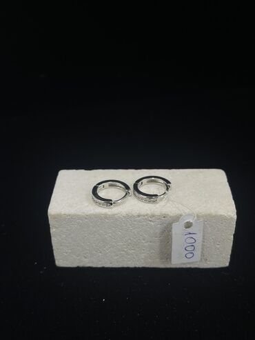 Серебряные серьги: Элегантные серьги-кольца серебристого цвета, украшенные россыпью — 22