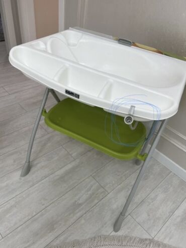 ванночка с пеленальным столиком: Детская ванночка+пеленальный столик. Очень удобная, особенно для спины