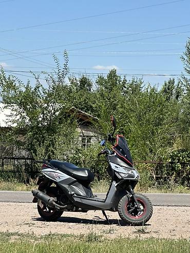 мото номер: Скутер/мопед городского типа, серо‑черный с красными акцентами. Обмен — 1