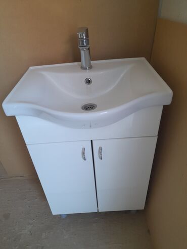 Nameštaj: Lavabo sa baterijom,sve medijapan,
Očuvano kao novo,cena 5500