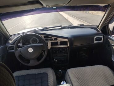 набор ключей для машины: Серебристый седан Daewoo Nexia с механической коробкой передач