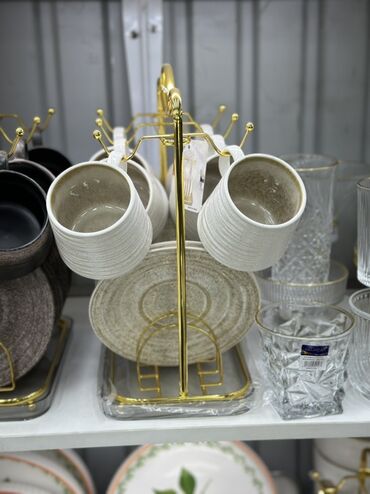 стол сервировочный: Набор керамических кружек с тарелками на металлической подставке